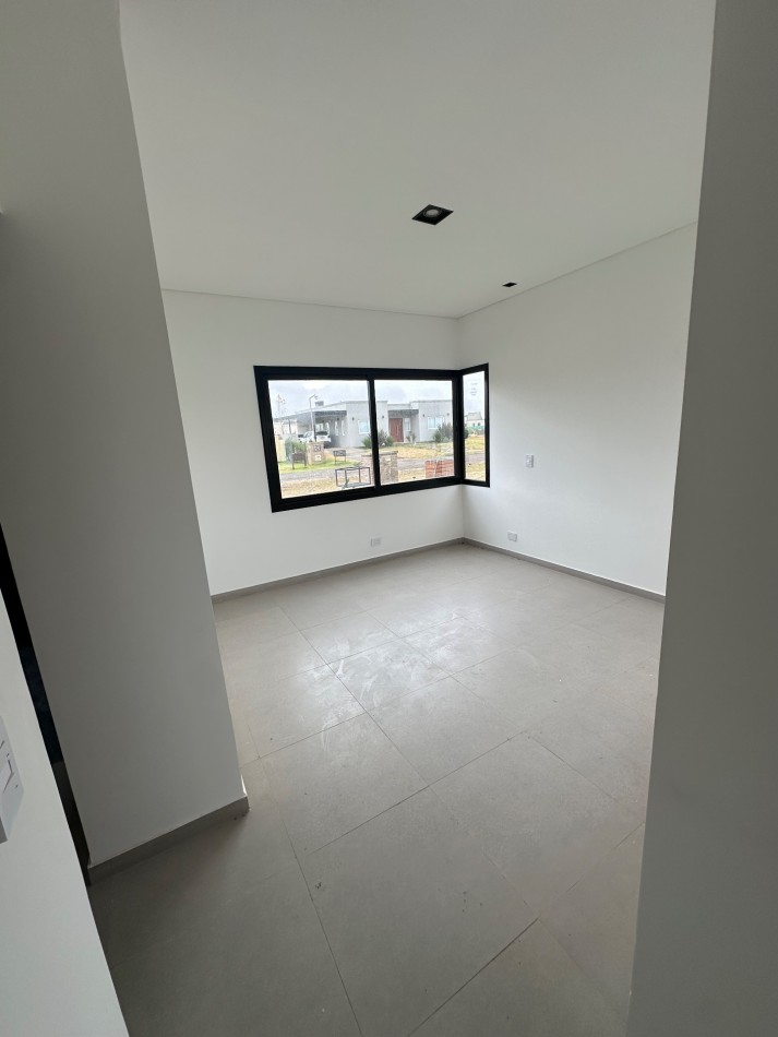 Venta casa 4 ambientes barrio cerrado lujan
