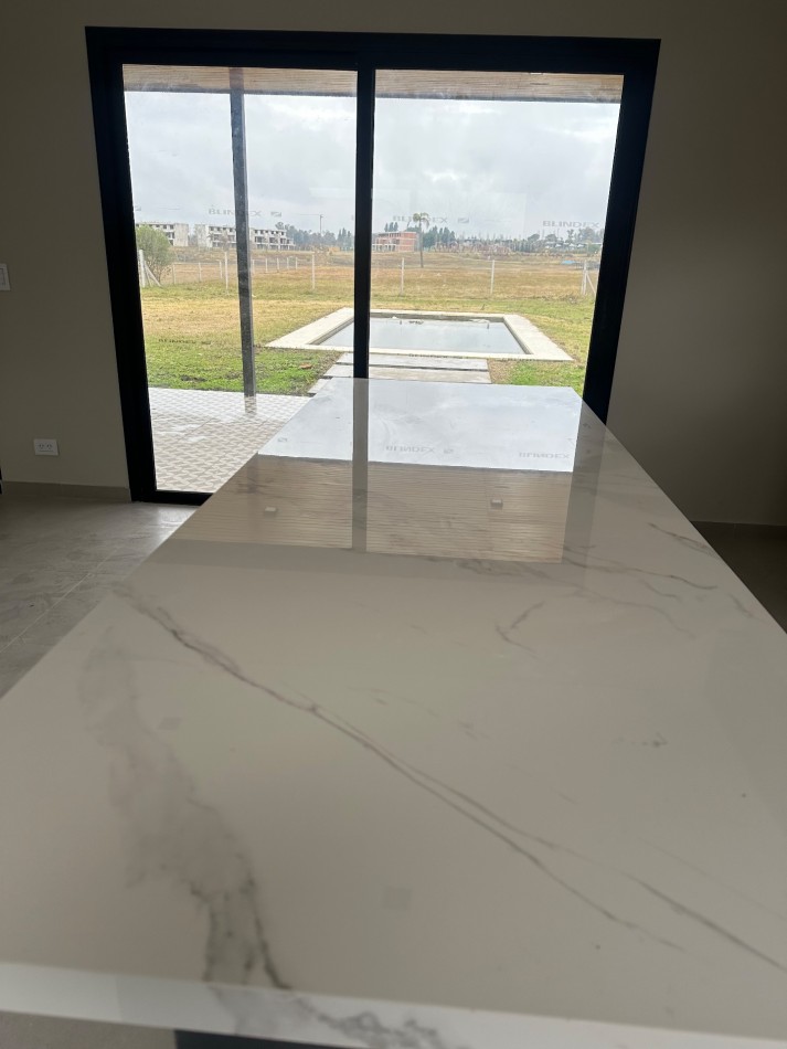 Venta casa 4 ambientes barrio cerrado lujan
