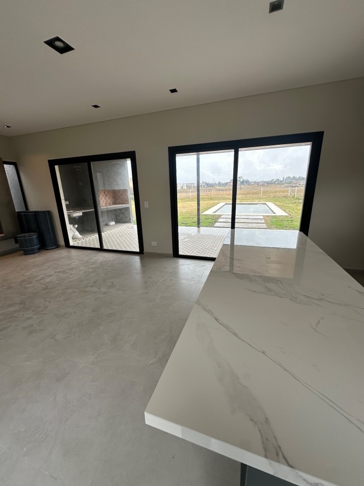 Venta casa 4 ambientes barrio cerrado lujan