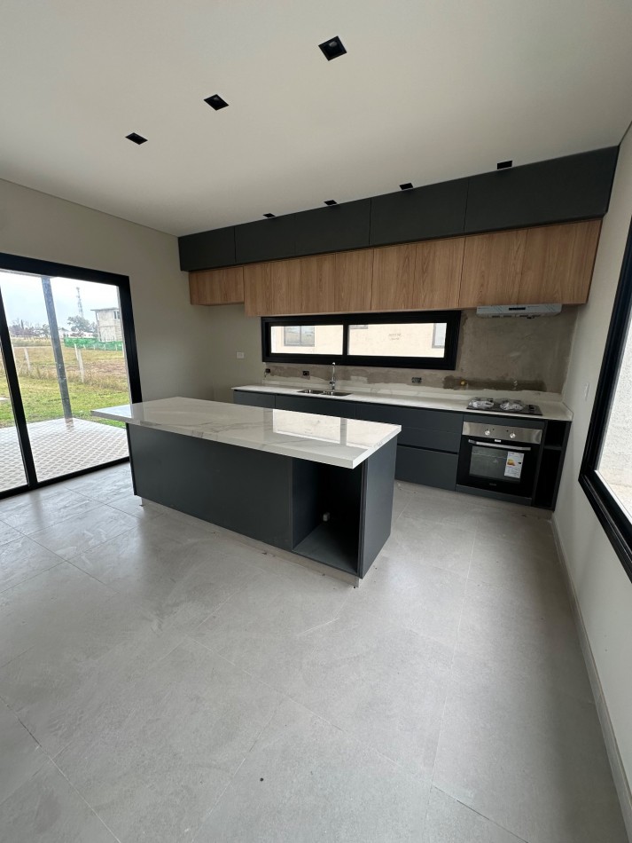 Venta casa 4 ambientes barrio cerrado lujan