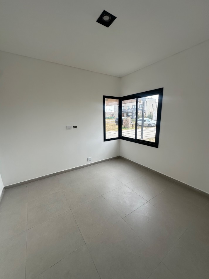 Casa a estrenar 4 ambientes en barrio los juncos.