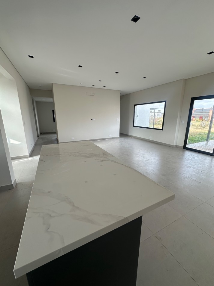 Casa a estrenar 4 ambientes en barrio los juncos.