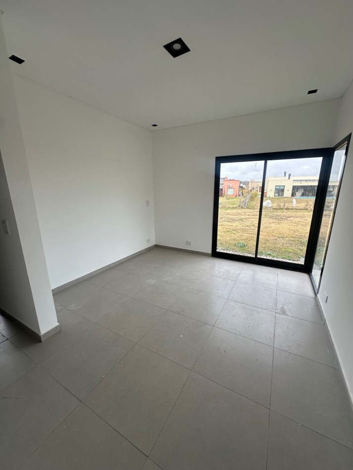 Casa a estrenar 4 ambientes en barrio los juncos.