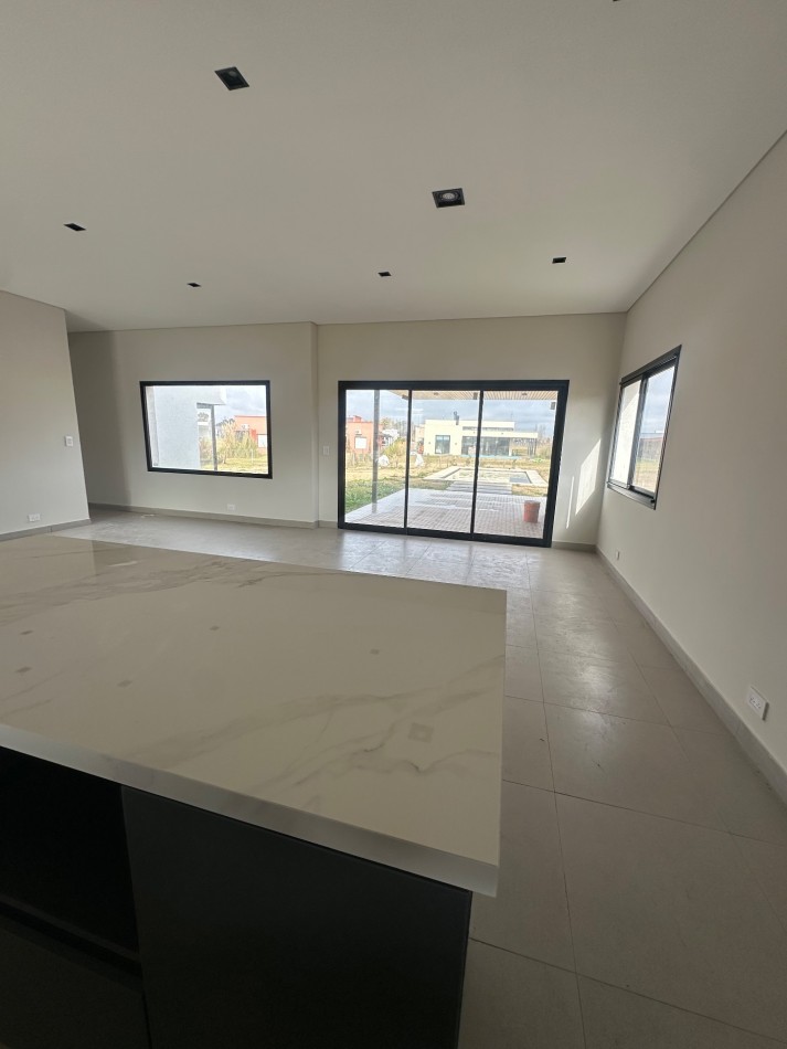 Casa a estrenar 4 ambientes en barrio los juncos.