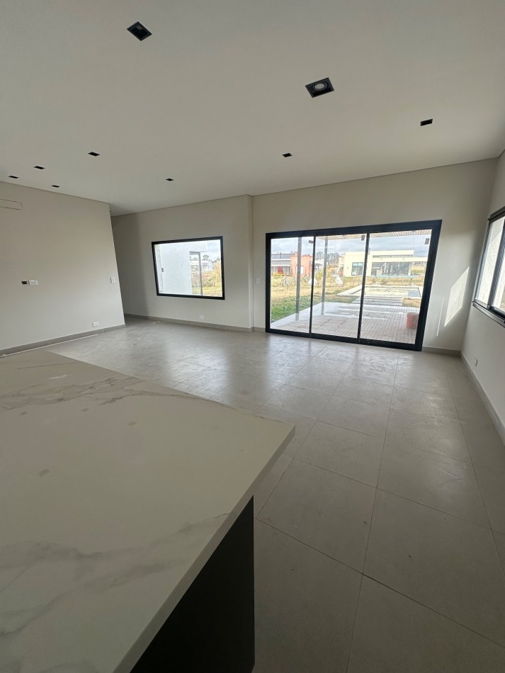 Casa a estrenar 4 ambientes en barrio los juncos.