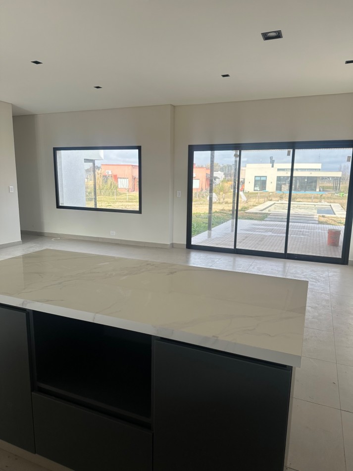 Casa a estrenar 4 ambientes en barrio los juncos.