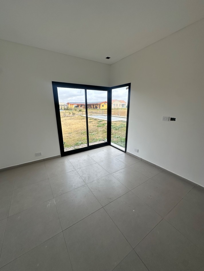 Casa a estrenar 4 ambientes en barrio los juncos.