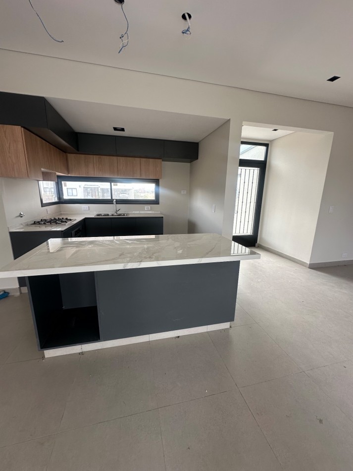 Casa a estrenar 4 ambientes en barrio los juncos.