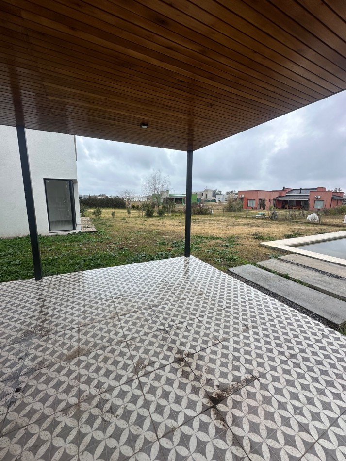 Casa a estrenar 4 ambientes en barrio los juncos.