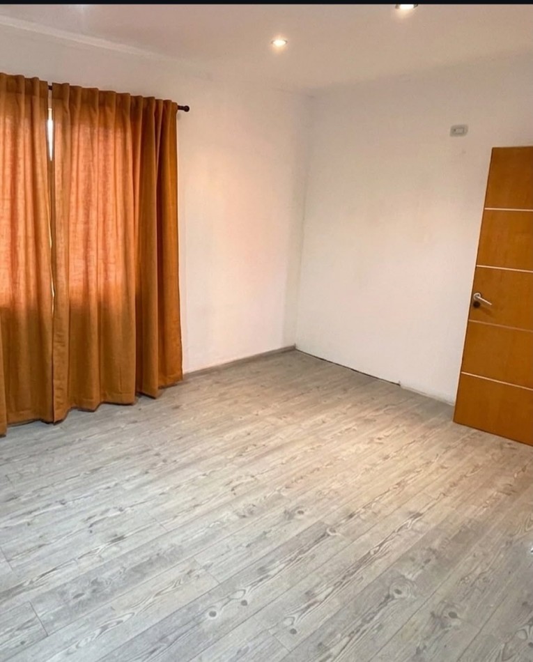 Casa 4 ambientes, cochera parrilay pileta en Padua.