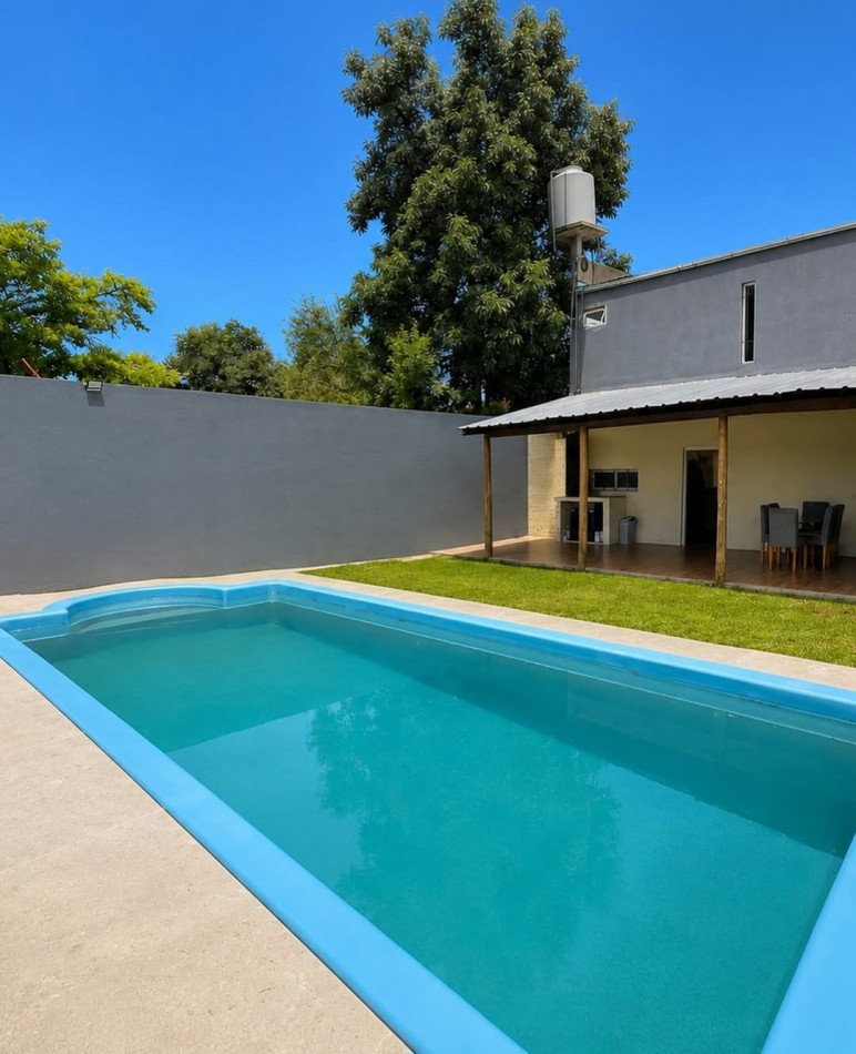 Casa 4 ambientes, cochera parrilay pileta en Padua.