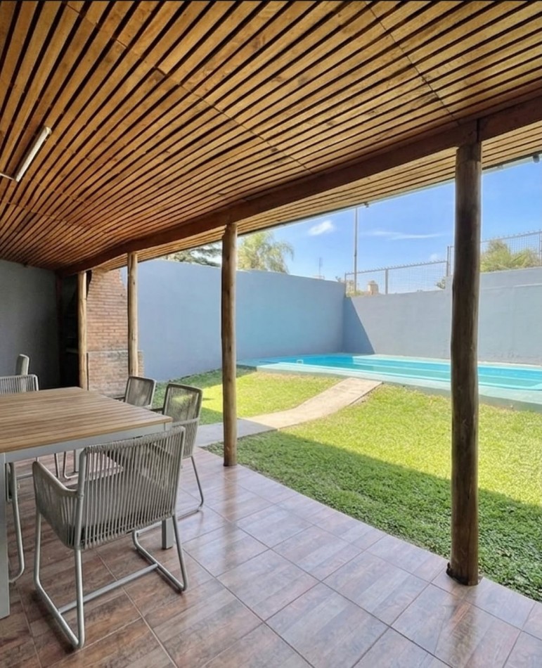Casa 4 ambientes, cochera parrilay pileta en Padua.