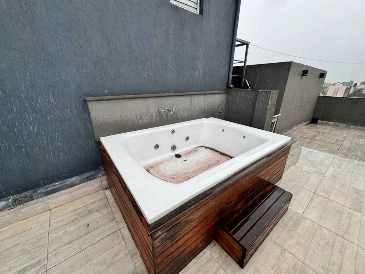Departamento 4 Ambientes en Duplex con Terraza Privada, Jacuzzi y Cochera - Moron Centro