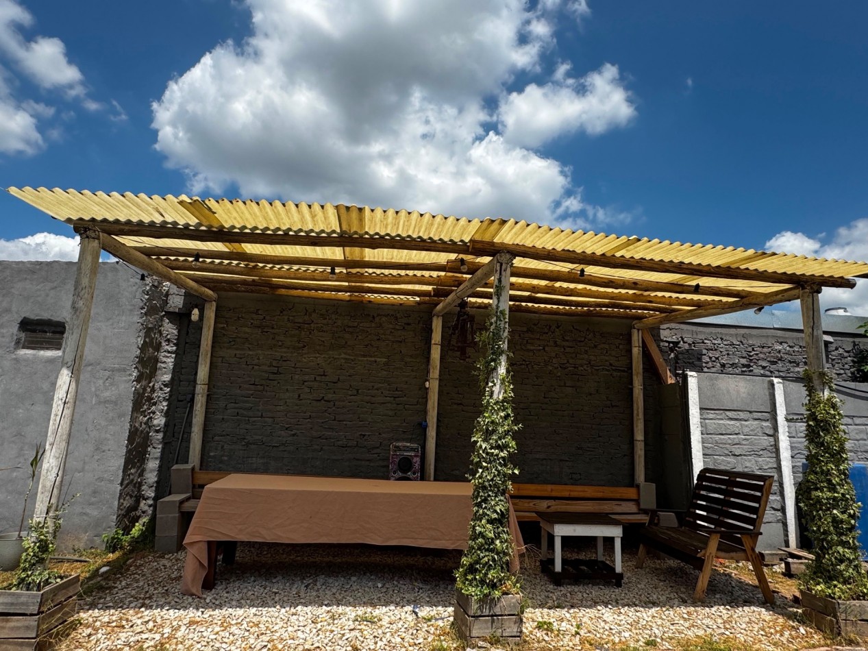 Venta de lote con quincho y monoambiente.