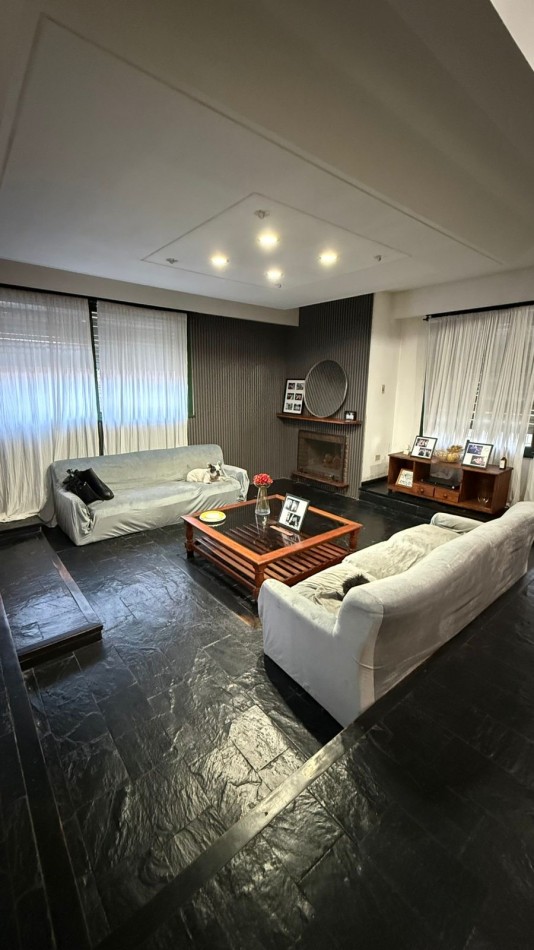 Casa 6 ambientes con parque y pileta.