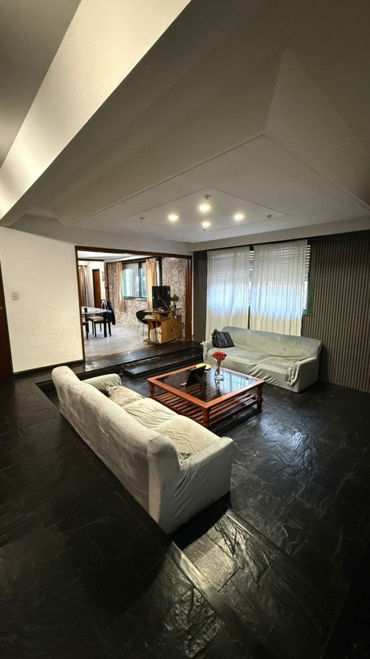 Casa 6 ambientes con parque y pileta.