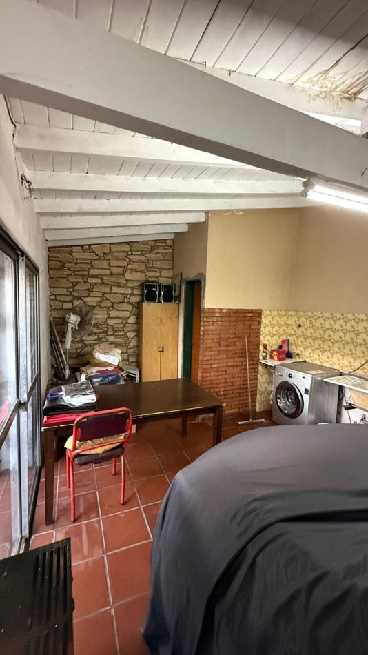 Casa 6 ambientes con parque y pileta.