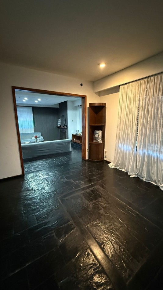 Casa 6 ambientes con parque y pileta.
