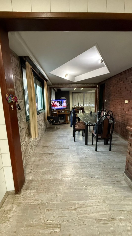 Casa 6 ambientes con parque y pileta.