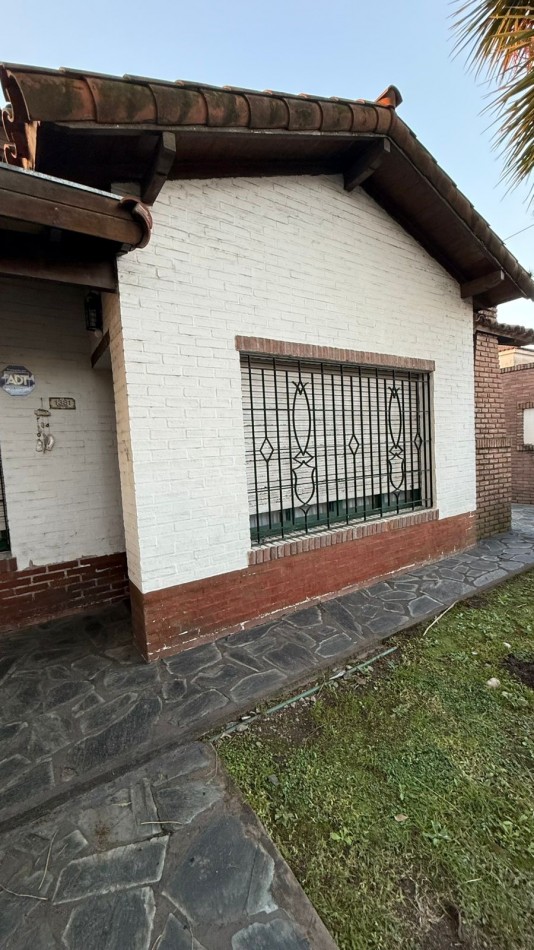 Casa 6 ambientes con parque y pileta.