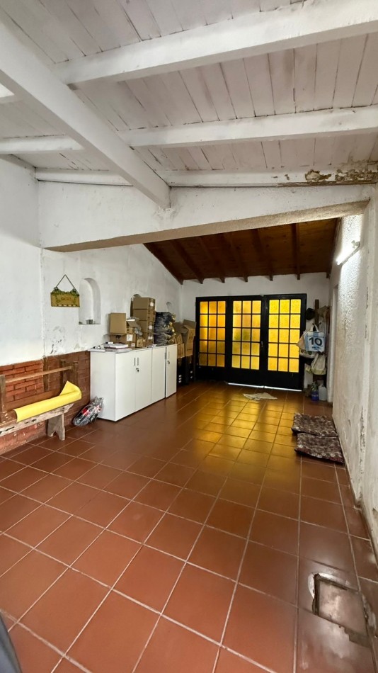 Casa 6 ambientes con parque y pileta.