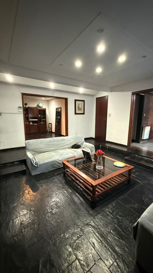 Casa 6 ambientes con parque y pileta.