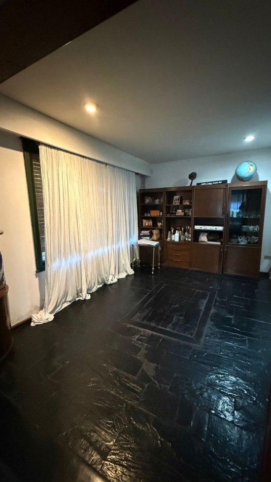 Casa 6 ambientes con parque y pileta.