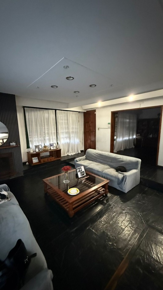 Casa 6 ambientes con parque y pileta.
