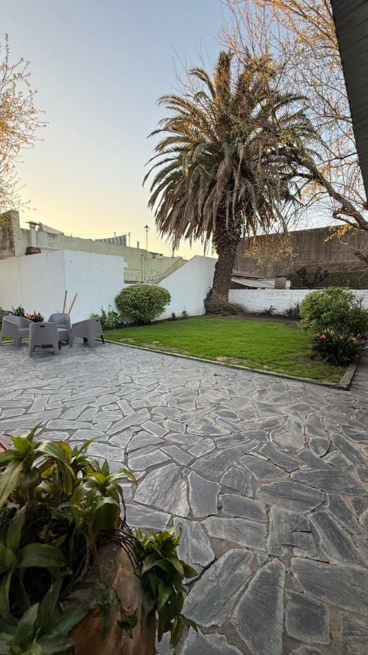 Casa 6 ambientes con parque y pileta.