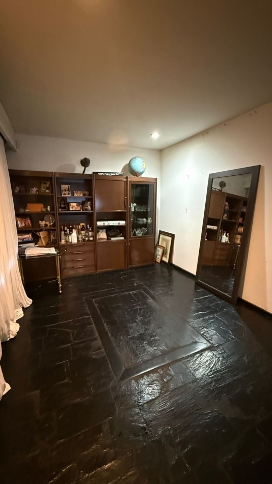 Casa 6 ambientes con parque y pileta.