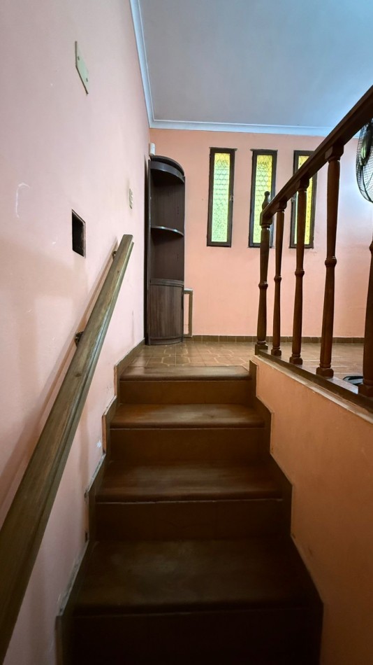 Casa 6 ambientes con parque y pileta.