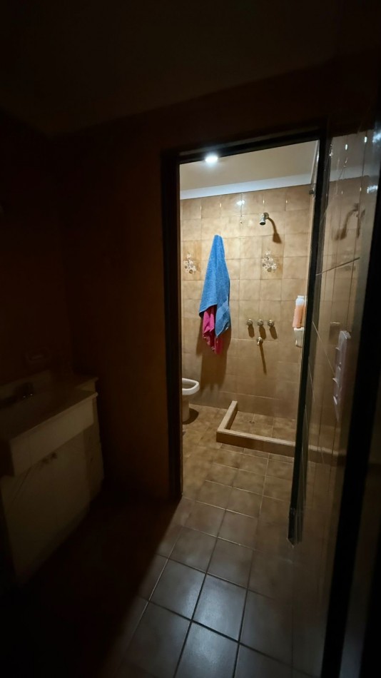 Casa 6 ambientes con parque y pileta.