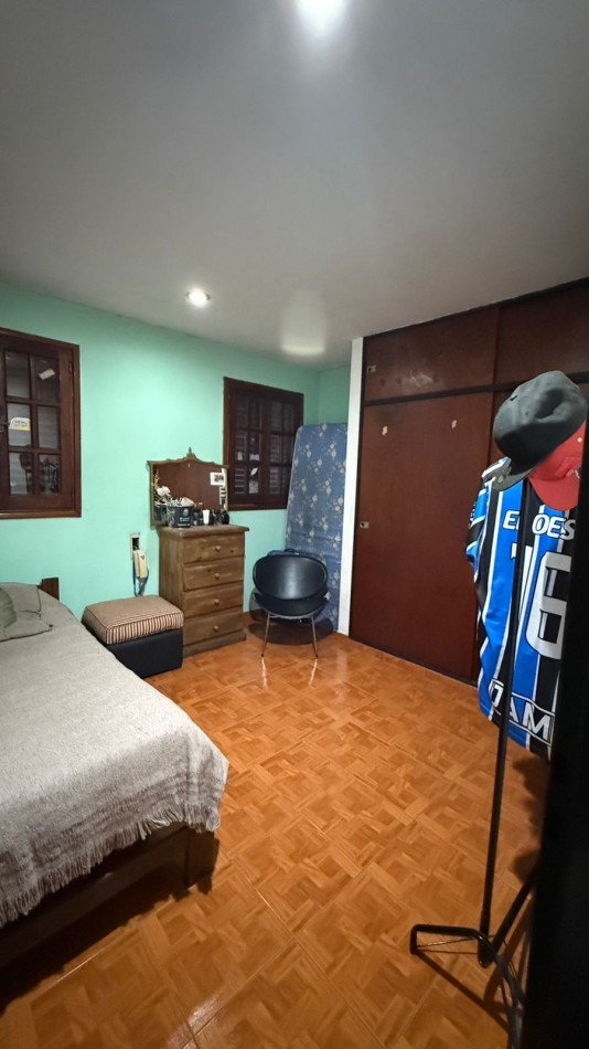 Casa 6 ambientes con parque y pileta.