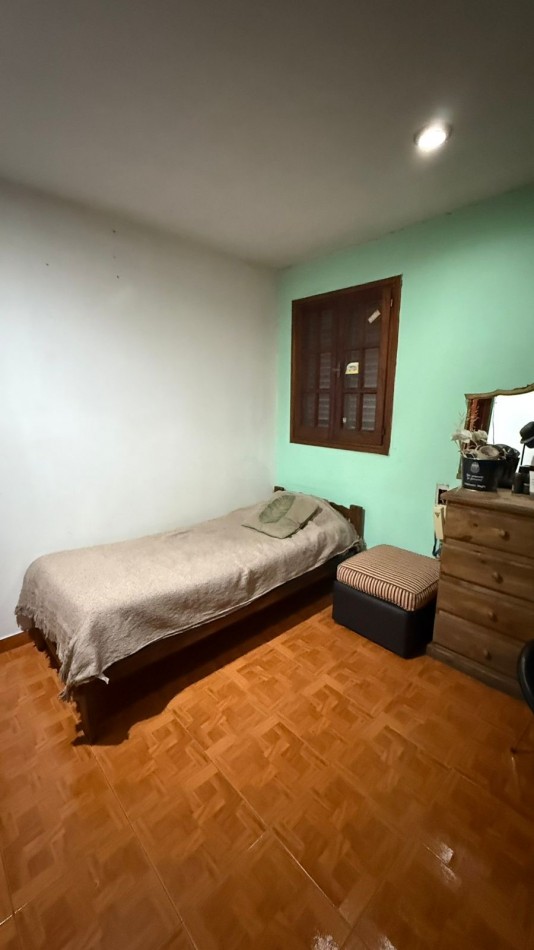 Casa 6 ambientes con parque y pileta.