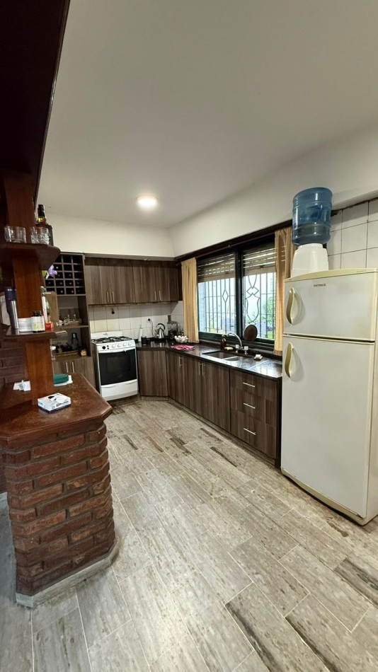 Casa 6 ambientes con parque y pileta.