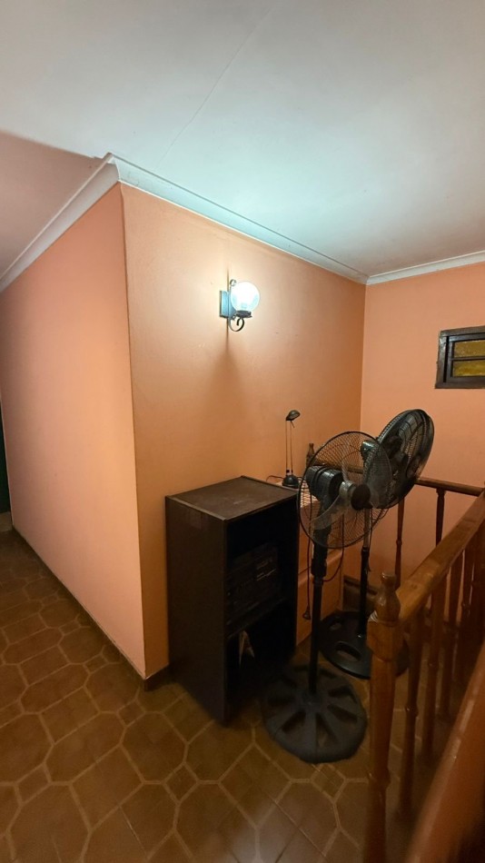 Casa 6 ambientes con parque y pileta.