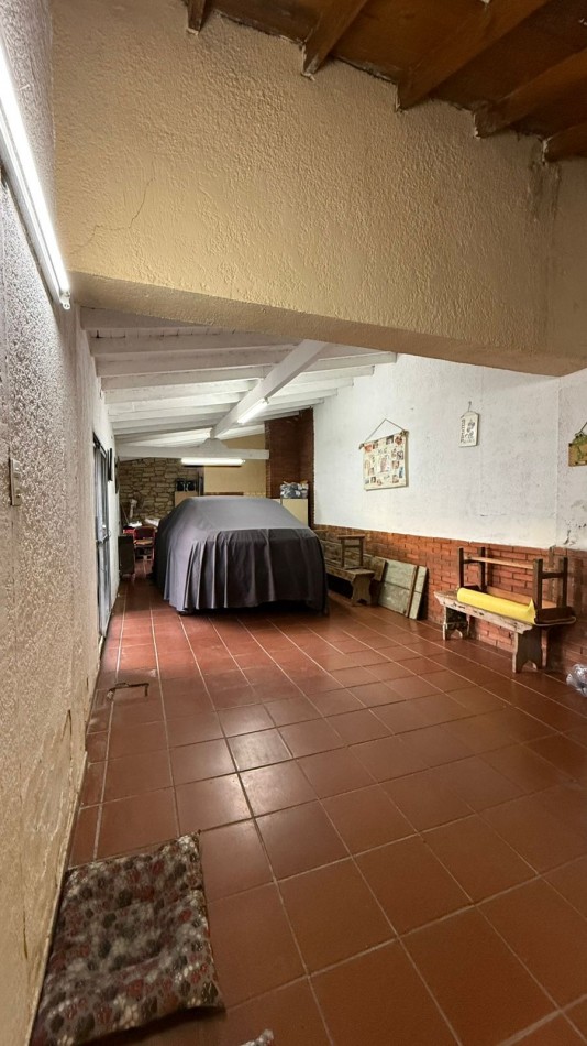 Casa 6 ambientes con parque y pileta.