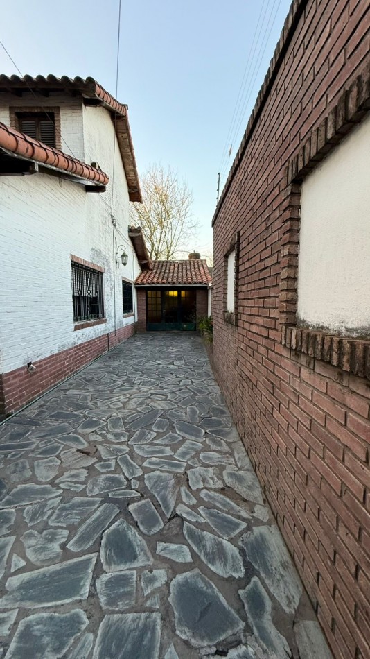 Casa 6 ambientes con parque y pileta.
