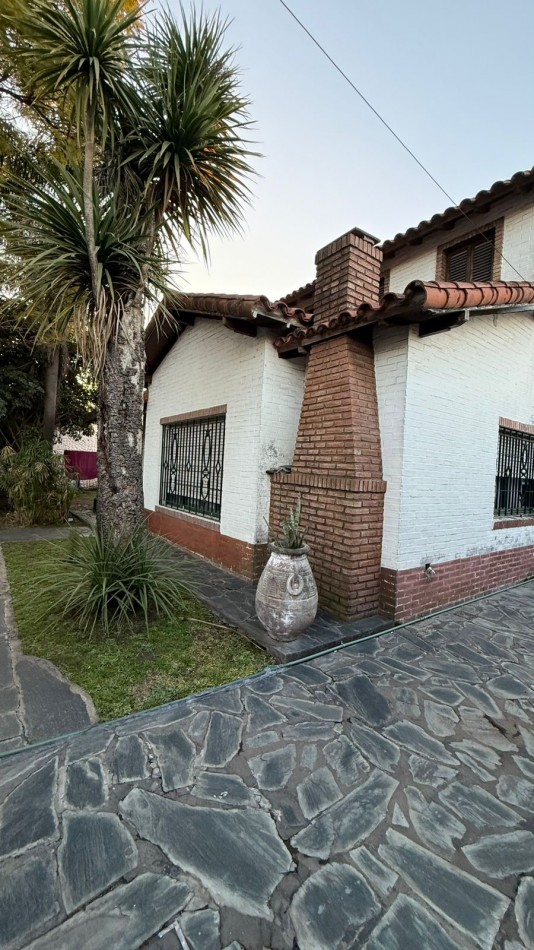 Casa 6 ambientes con parque y pileta.