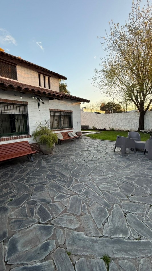 Casa 6 ambientes con parque y pileta.