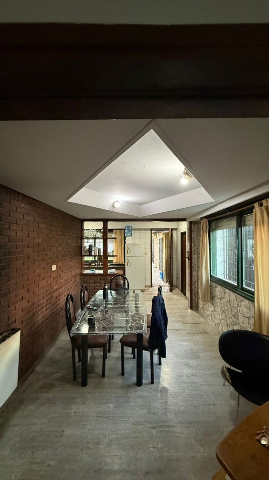 Casa 6 ambientes con parque y pileta.