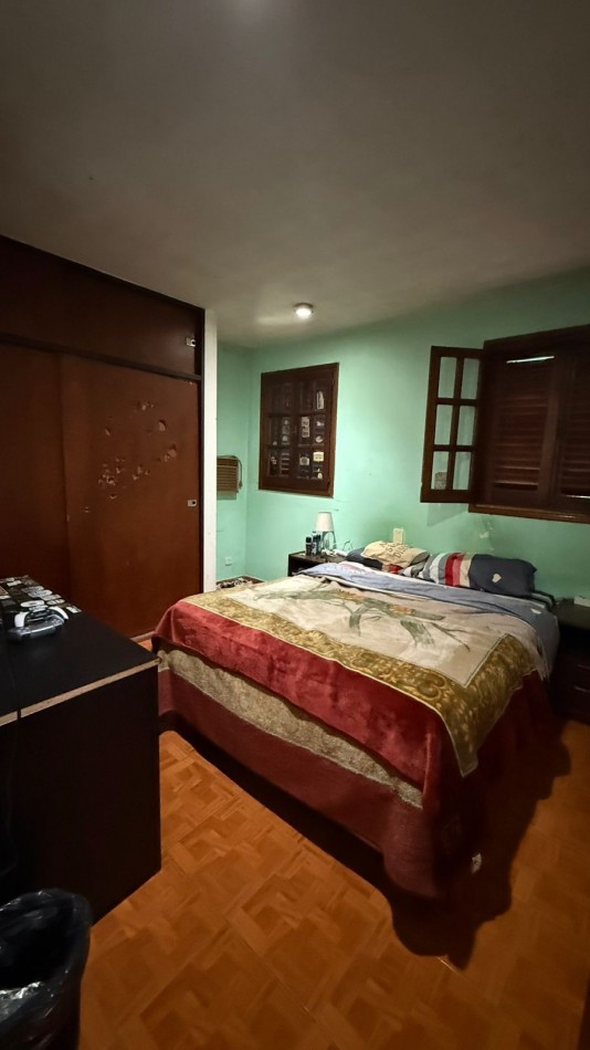 Casa 6 ambientes con parque y pileta.