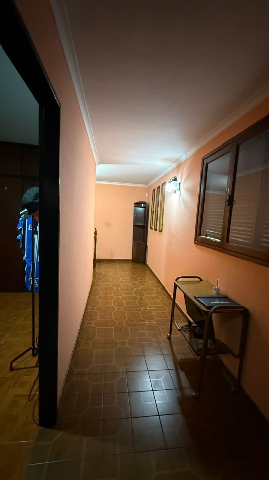 Casa 6 ambientes con parque y pileta.