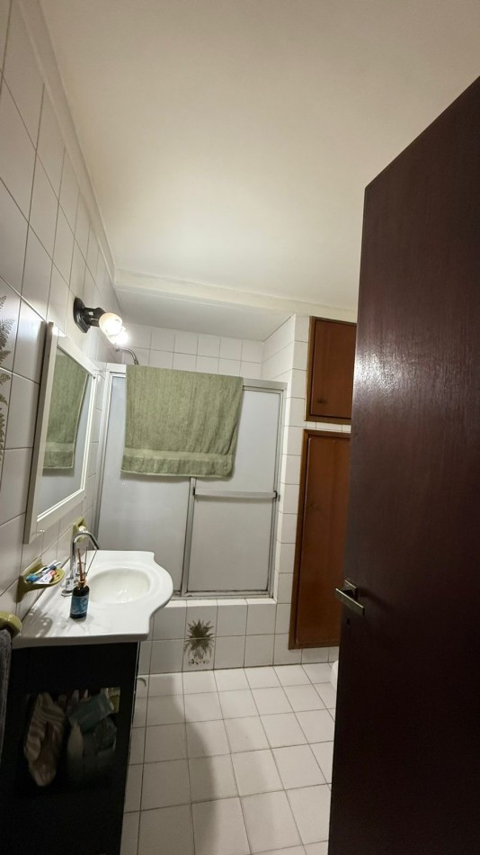 Casa 6 ambientes con parque y pileta.