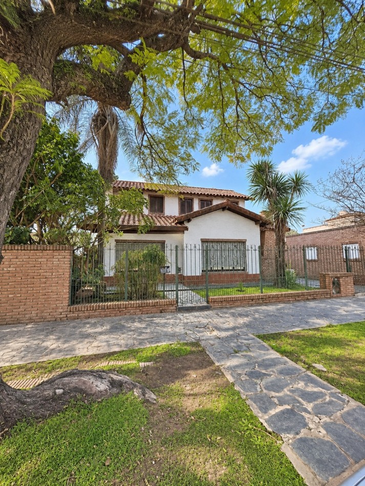 Casa 6 ambientes con parque y pileta.
