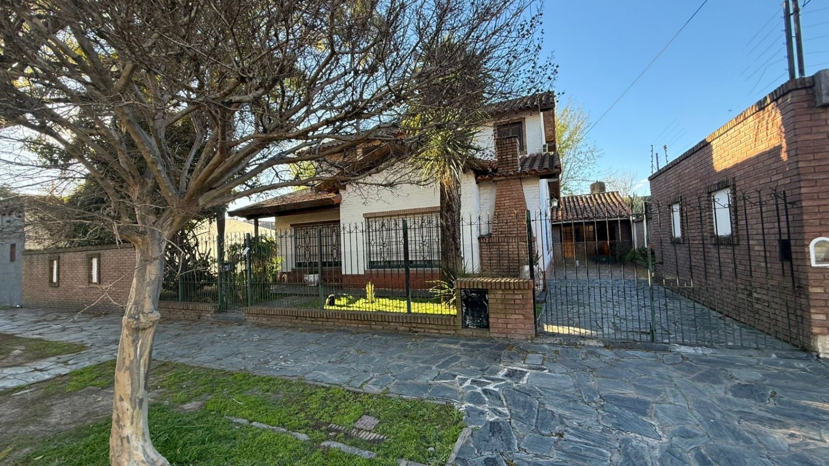 Casa 6 ambientes con parque y pileta.