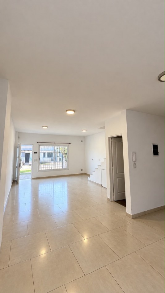 Apta credito-Duplex 4 ambientes en PH con patio y cochera.
