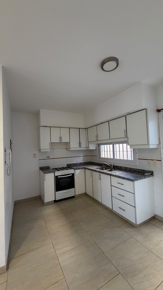 Apta credito-Duplex 4 ambientes en PH con patio y cochera.