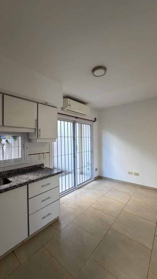 Apta credito-Duplex 4 ambientes en PH con patio y cochera.