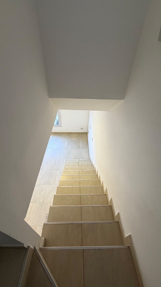 Apta credito-Duplex 4 ambientes en PH con patio y cochera.